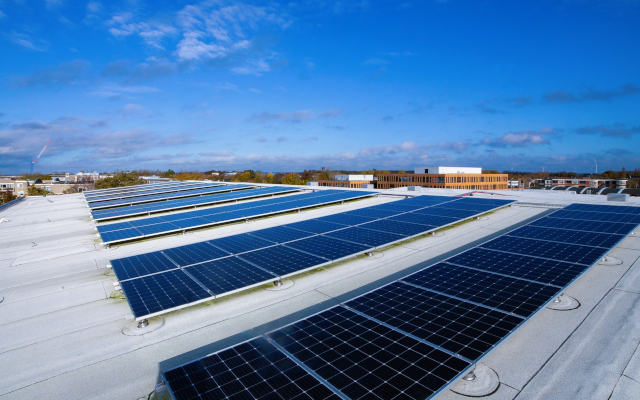 Zonnepanelen en duurzame dakbedekking voor op de daken